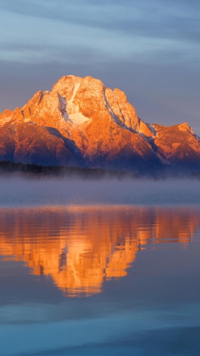 秋季山脉湖泊倒影图片